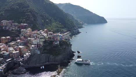 Aerial-panorama:-multicolored-houses-scattered-on-steep-hillsides-in-Manarola,-Cinque-Terre