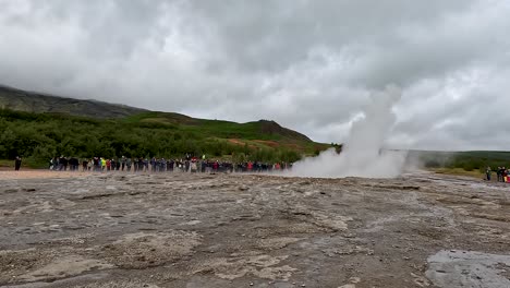 Un-Géiser-Estalla-En-La-Zona-De-Aguas-Termales-De-Geysir-En-Islandia