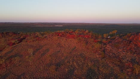 Rotes-Abendlicht-Auf-Einem-Felsvorsprung-Im-Australischen-Outback