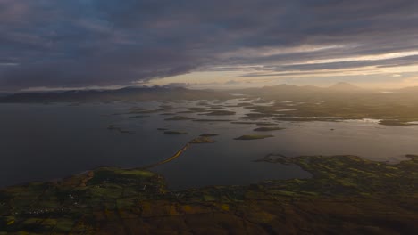 Drohnenaufnahmen-Von-Bertra-Beach-Und-Den-Kleinen-Inseln-Von-Croagh-Patrick-–-4K-Filmaufnahmen-Mit-Drohnenaufnahmen-–-Co