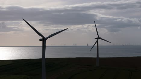 Imágenes-Aéreas-De-Un-Dron-De-Una-Turbina-Eólica,-Un-Molino-De-Viento-Que-Gira-Con-El-Viento-En-Un-Parque-Eólico-En-El-Norte-De-Inglaterra,-Que-Muestra-Energía-Eólica-Eficiente-Con-Energía-Renovable