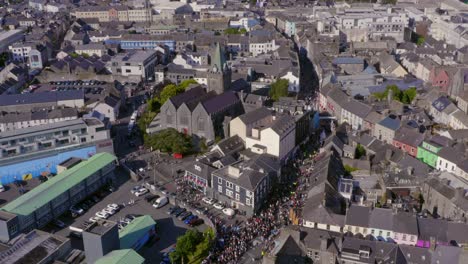 Luftaufnahme-Einer-Belebten-Einkaufsstraße-Während-Der-Pegasus-Parade-Beim-Galway-International-Arts-Festival