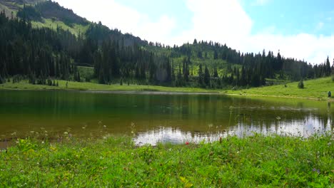 Der-Himmel,-Der-Von-Einem-Flachen-See-In-Den-Bergen-Reflektiert-Wird