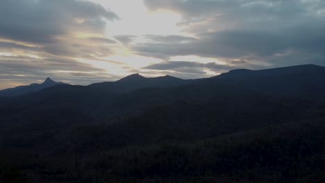 Blue-Ridge-Mountain's-mountain-peek,-in-North-Carolina