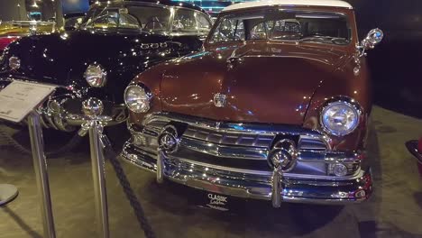 Modelo-Antiguo-De-Coche-Clásico-De-época-En-Un-Museo-De-Exhibición-De-Automóviles-En-Balneario-Camboriu,-Santa-Catarina,-Brasil