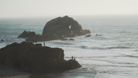 Los-Bañistas-Disfrutan-De-Una-Agradable-Velada-En-La-Costa-Del-Pacífico-De-San-Francisco.