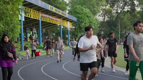 Einzelpersonen,-Die-Im-Stadtpark-Alun-Alun-Ahmad-Yani-In-Tangerang-Spazieren-Und-Laufen