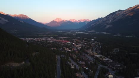 Ciudad-De-Banff,-Destino-Turístico-Popular-En-El-Parque-Nacional-De-Las-Montañas-Rocosas-De-Canadá