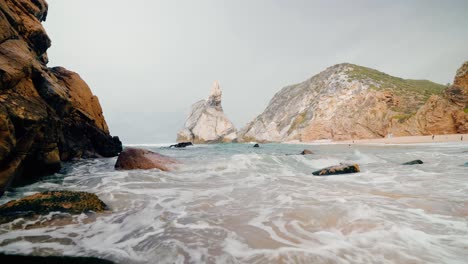 Felsstrand-Mit-Wellen,-Die-Ans-Ufer-Krachen