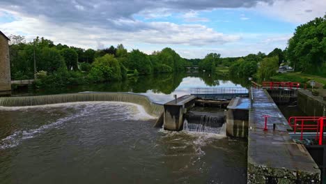 Esclusa-O-Presa-De-Saint-Baudelle,-Río-Mayenne,-Francia