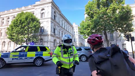 Polizeipräsenz-Und-Straßensperre-In-Der-Nähe-Von-10-Downing-Street,-Wobei-Ein-Beamter-Den-Radfahrer-Anweist,-Abzusteigen