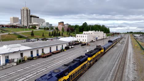 Empuje-Aéreo-Sobre-Un-Tren-De-Ferrocarril-De-Alaska-En-Anchorage,-Alaska