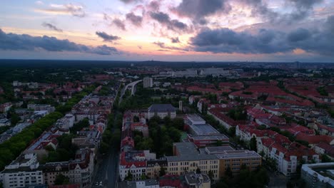 El-Horizonte-De-Berlín-Steglitz-Al-Atardecer-Con-Un-Colorido-Horizonte-Nublado-Al-Fondo