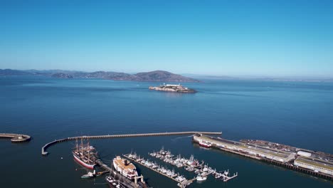 Vista-Aérea-De-La-Isla-De-Alcatraz-Y-Los-Edificios-De-La-Prisión-Desde-Los-Muelles-De-San-Francisco,-California,-EE.-UU.