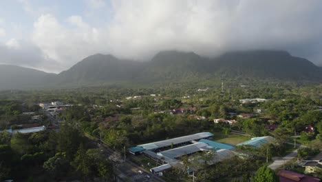 Valle-De-Antón-En-Panamá-Con-Exuberante-Vegetación-Y-Montañas-Cubiertas-De-Niebla,-Vista-Aérea