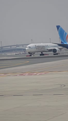 Una-Vista-Del-Aeropuerto-Internacional-De-Dubai-Y-Su-Pista-En-Un-Día-Soleado-En-Los-Emiratos-Árabes-Unidos.