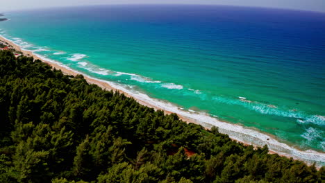 Luftaufnahme-Eines-Wunderschönen-Küstenstrandes-In-Griechenland-Per-Drohne