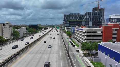 Verkehr-Auf-Der-Amerikanischen-Interstate-Mit-Straßenschild-Von-Port-Miami-Und-Miami-Beach-An-Bewölkten-Tagen