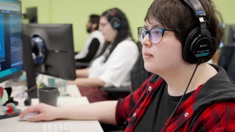 Mujer-Diversa-Trabajando-En-La-Computadora-En-Una-Oficina-Moderna-De-Concepto-Abierto