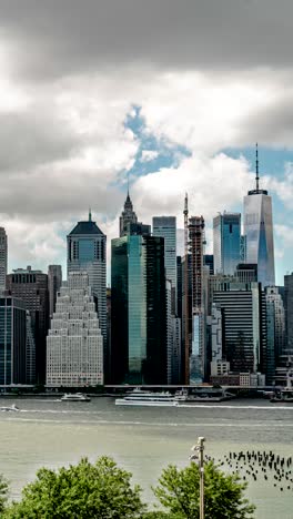 Vertikaler-Zeitraffer-Der-Skyline-Von-Manhattan-Im-Sommer