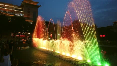 Xian,-China---Julio-De-2019:-Increíble-Espectáculo-De-Luz-Y-Sonido-En-Las-Fuentes-De-La-Plaza-Central-De-La-Ciudad-Al-Atardecer