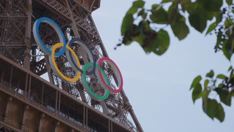 Olympische-Spiele-2024-In-Paris,-Eiffelturm,-Olympische-Ringe-Aus-Nächster-Nähe-2