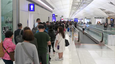 Los-Pasajeros-Del-Vuelo-Hacen-Cola-En-La-Puerta-De-Embarque-Del-Aeropuerto-Internacional-De-Cheek-Lap-Kok-En-Hong-Kong