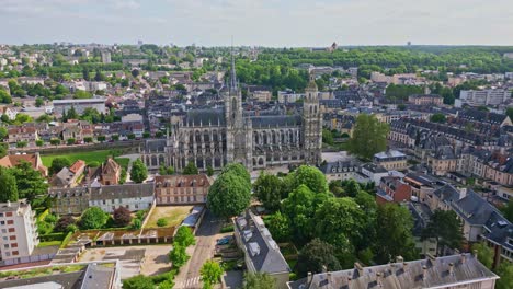 Kathedrale-Von-Evreux,-Normandie-In-Frankreich.-Luftaufnahme-Einer-Drohne-Vorwärts