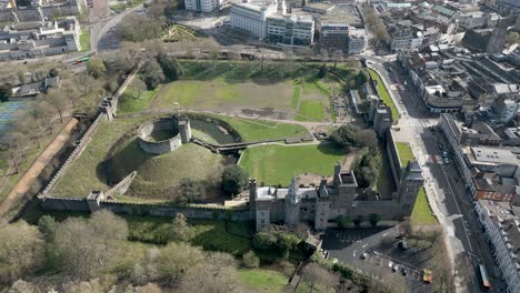 Malerische-Luftaufnahme-Des-Mittelalterlichen-Cardiff-Castle,-Wales,-Großbritannien