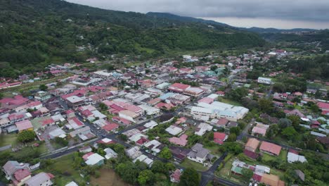 Vista-Aérea-Del-Pequeño-Pueblo-De-Boquete-Ubicado-En-Las-Pintorescas-Tierras-Altas-De-Chiriquí,-Panamá,-Rodeado-De-Exuberante-Vegetación.