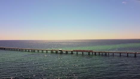 Vista-Panorámica-Del-Embarcadero-De-Busselton-Y-Del-Tren-Turístico-Que-Se-Dirige-Al-Final-Del-Embarcadero.