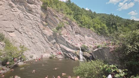 Las-Multitudes-Disfrutan-De-La-Diversión-Del-Verano-Y-De-Los-Juegos-En-El-Fresco-Río-De-Montaña.