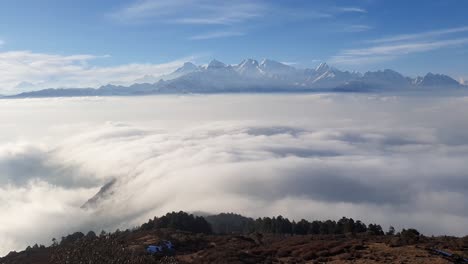 Atemberaubender-Zeitraffer-Von-Wolkenformationen,-Die-über-Die-Schneebedeckten-Gipfel-Des-Ganesh-Himal-Gebirges-Im-Majestätischen-Himalaya-Rollen