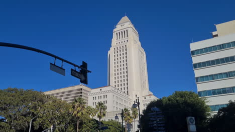 Edificio-Del-Ayuntamiento-De-Los-Ángeles-En-Un-Día-Caluroso-Y-Soleado,-Vista-De-La-Calle,-California,-EE.-UU.