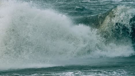 Enormes-Olas-En-El-Mar-Báltico-Durante-Una-Tormenta-En-Cámara-Lenta