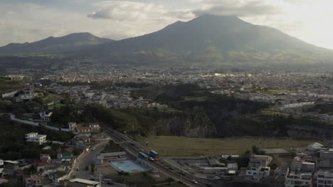 Toma-Panorámica-De-Drones-De-La-Ciudad-De-Ibarra,-Ecuador.