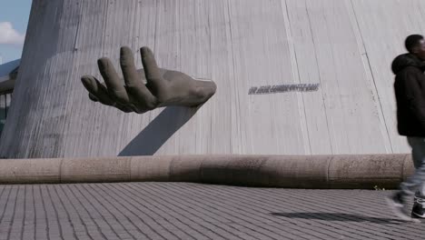 La-Gente-Pasa-Por-Delante-Del-Volcán-Oskar-Niemeyer-En-Le-Havre,-Francia