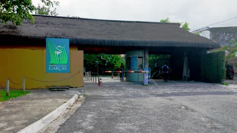 Explore-the-entrance-of-Mangal-das-Garças-Park-in-Belém,-Brazil