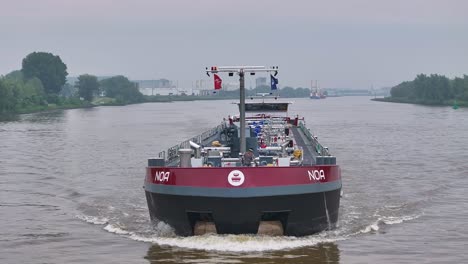 Das-Cruisen-Passt-Elegant-Zu-Zwijndrecht,-Binnenmotortanker,-Noa,-Antenne