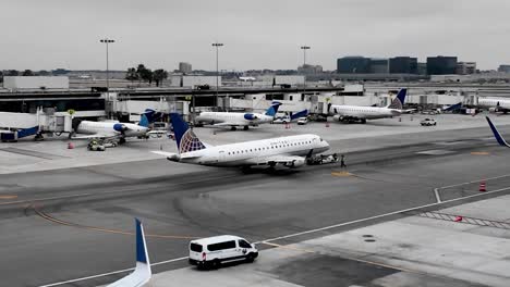 United-Airlines-Flugzeug-Vor-Dem-Terminal-Des-Flughafens-Los-Angeles-LAX-In-Kalifornien,-USA-Bei-Schlechtem-Wetter