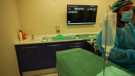 Dentista-Con-Su-Asistente-Listo-Para-Operar-En-Una-Sala-De-Clínica-Dental