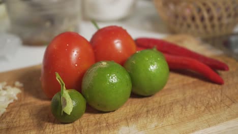 Hermosa-Comida-De-Verduras-En-La-Tabla-De-Cortar-Con-La-órbita-Del-ángel-De-La-Cámara