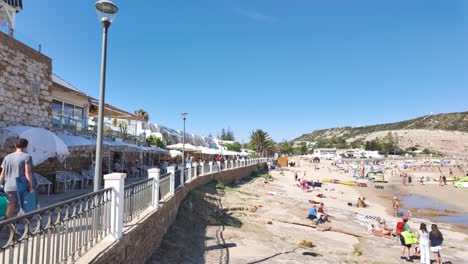 Hermoso-Día-Soleado-En-La-Playa-Praia-Da-Luz-En-Portugal