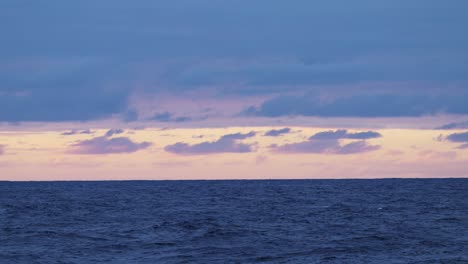 Espectacular-Cielo-Al-Atardecer-Y-Horizonte-En-El-Mar,-Nubes-De-Tormenta,-Vasto-E-Infinito-Océano-Abierto,-Vista-Al-Mar-Desde-Un-Bote-O-Barco-Navegando-Con-Un-Espectacular-Cielo-Azul-Tormentoso,-Fondo-Con-Espacio-De-Copia-En-Un-Crucero-En-Movimiento