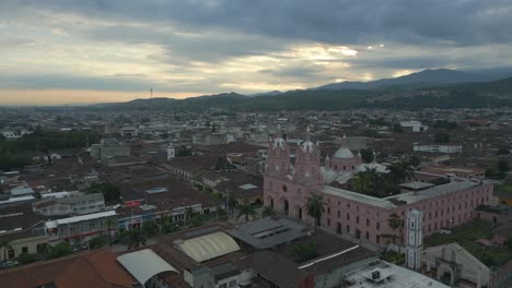 Vista-Aérea-De-La-Basílica-Del-Señor-De-Los-Milagros-Al-Amanecer