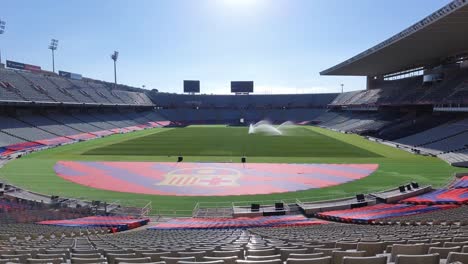 Regando-El-Césped-En-El-Estadio-Olímpico-De-Barcelona,-​​​​cataluña,-España