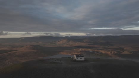 Die-Kleine-Kapelle-über-Dem-Berg-Croagh-Patrick---Atemberaubende-4K-Drohnenaufnahmen---Co