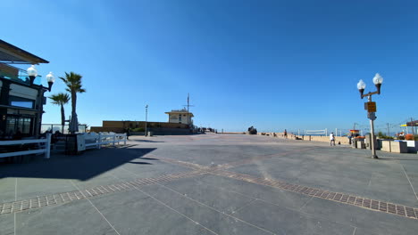 Peaceful,-leisurely-beachside-setting-of-Manhattan-beach-with-people-walking