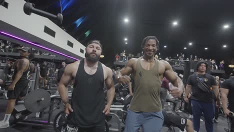 Una-Foto-Impresionante-Que-Captura-A-Un-Hombre-Afroamericano-Musculoso-Flexionando-Sus-Músculos-En-Un-Gimnasio.