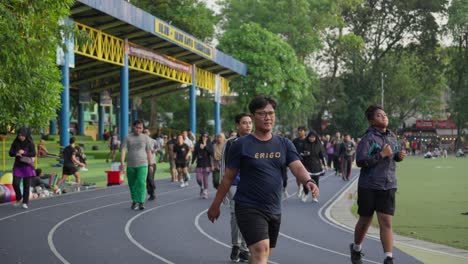 Pueblo-Indonesio-Trotando-Y-Caminando-Por-La-Pista-En-El-Campo-Ahmad-Yani-En-Tangerang,-Indonesia